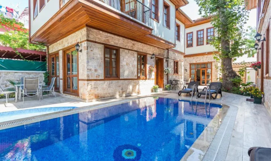 Hotel Desire, Hisar